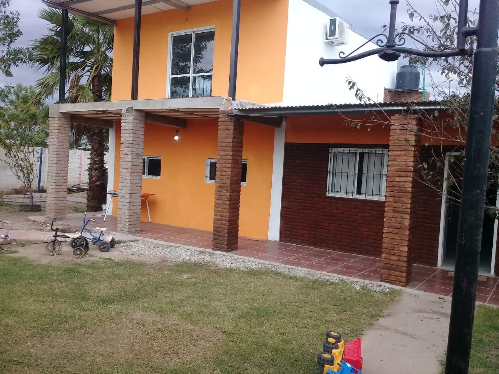 Casa con locales - 3  dormitorios- amplio living comedor - cochera- lotes parquizados! Oportunidad! — foto 1